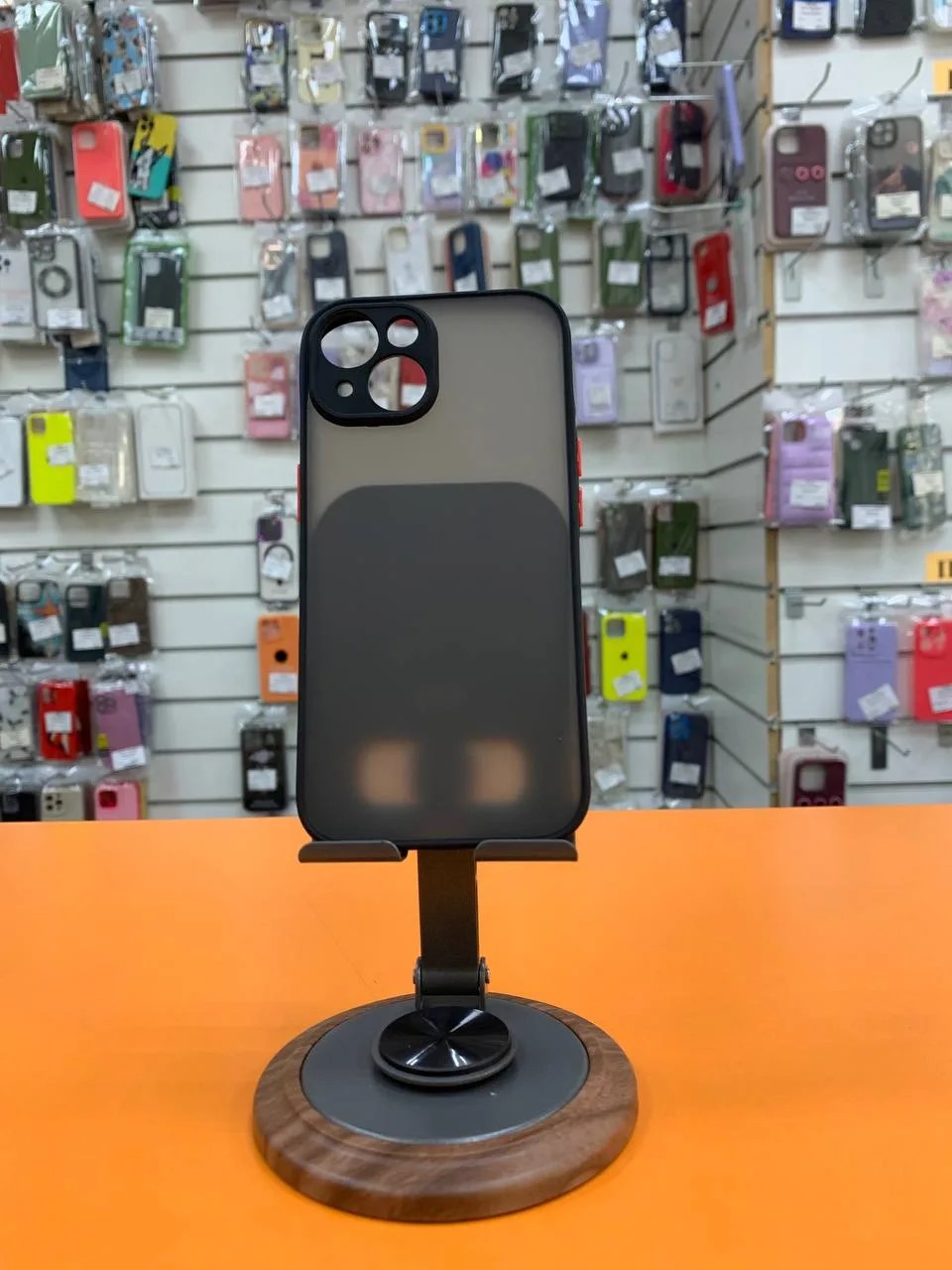 Чехол для iPhone 15 «Чёрный с дымчатой спинкой и красными кнопками» - 1