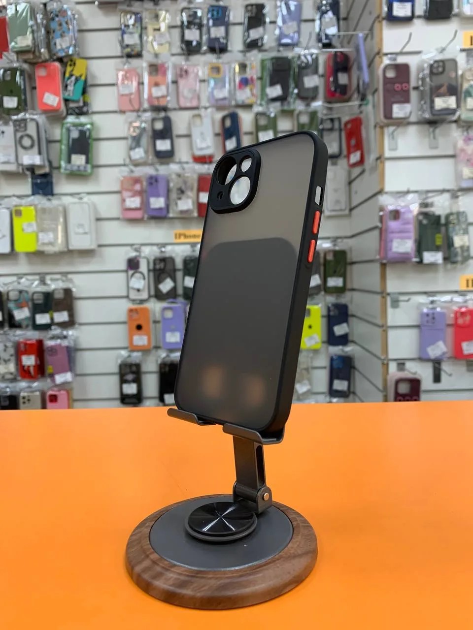 Чехол для iPhone 15 «Чёрный с дымчатой спинкой и красными кнопками» - 2