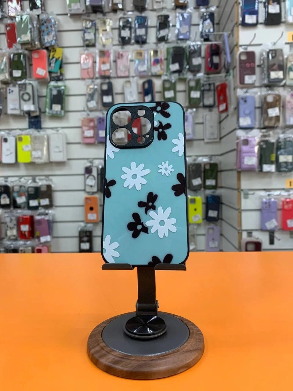 Чехол для iPhone 15 с рисунком голубые цветы