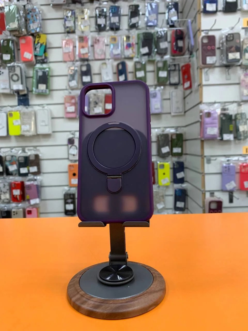 Силиконовый чехол для iPhone 15 сливовый с кольцом-подставкой