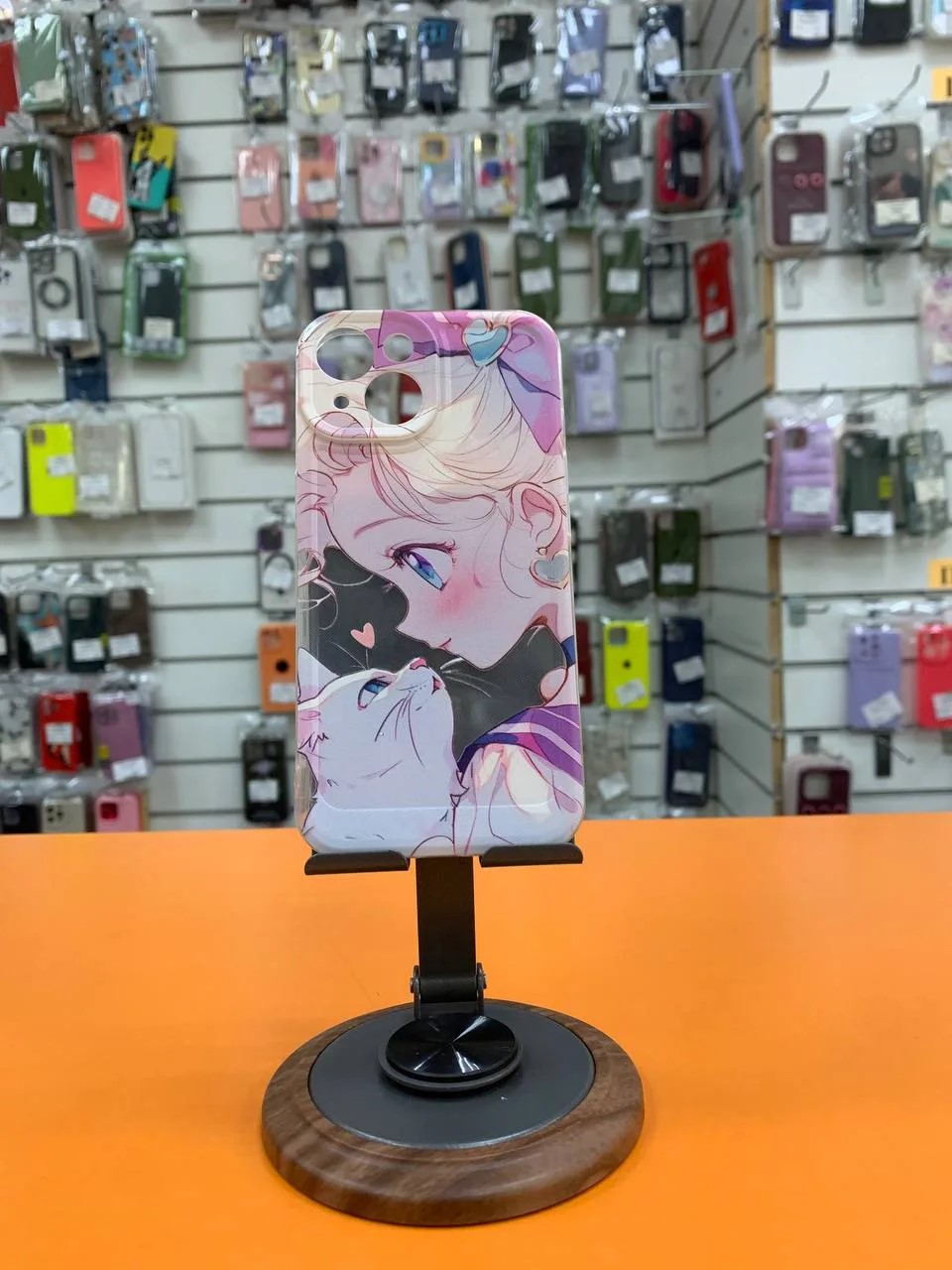 Противоударный чехол для iPhone 15 с дизайном девушка с котиком