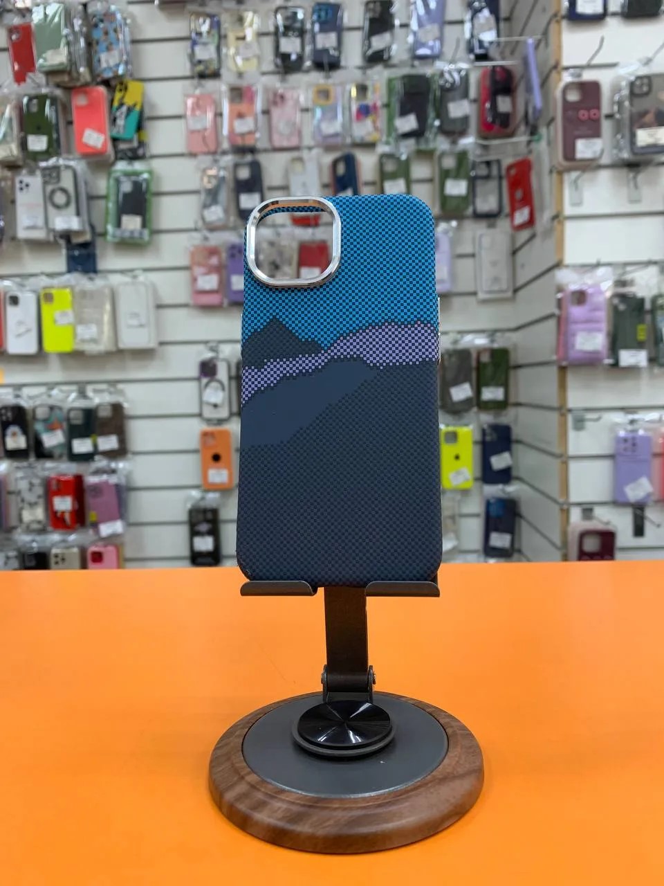 Силиконовый чехол для iPhone 15 Горы синий